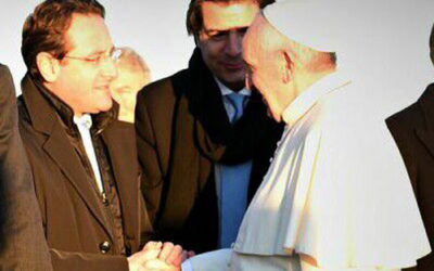 Antonini cumprimenta o Santo Padre