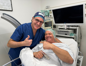 Il Prof. Gabriele Antonini insieme a Juan Bernabé nel letto di aspedale dopo l'intervento