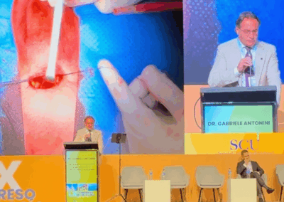 Il Prof. Gabriele Antonini sul podio del 60º Congresso della Società Colombiana di Urologia mentre mostra le slide della procedura chirurgica mini invasiva.