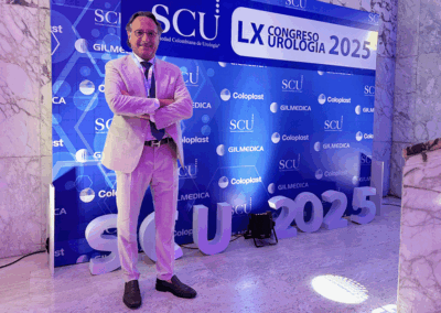 Il Prof. Gabriele Antonini in posa con alle spalle il cartellone ufficiale del 60º Congresso della Società Colombiana di Urologia.
