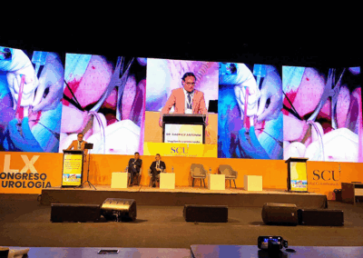 Il Prof. Gabriele Antonini durante il suo intervento scientifico al 60º Congresso della Società Colombiana di Urologia.