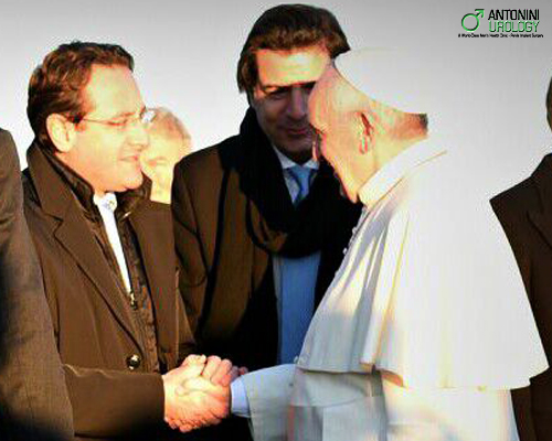 gabriele-antonini-papa-francesco-enrico-gravina Gabriele Antonini stringe la mano a Papa Francesco sorridente con Enrico Gravina sullo sfondo.
