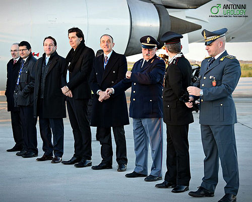 gabriele-antonini-enrico-gravina-missione-militare-aeroporto Gabriele Antonini ed Enrico Gravina con delegazione militare e civile accanto a un aereo in partenza sulla pista aeroportuale.