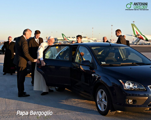 arrivo-papa-francesco-bergoglio-pista-aerei. Arrivo di Papa Francesco in auto sulla pista dell'aeroporto accanto agli aerei con personale di sicurezza.