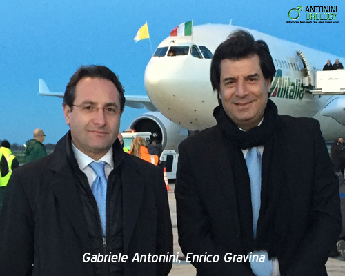 gabriele-antonini-enrico-gravina-volo-papale-alitalia-africa. Gabriele Antonini e Enrico Gravina davanti all'aereo Alitalia del volo papale di Papa Francesco diretto in Africa.