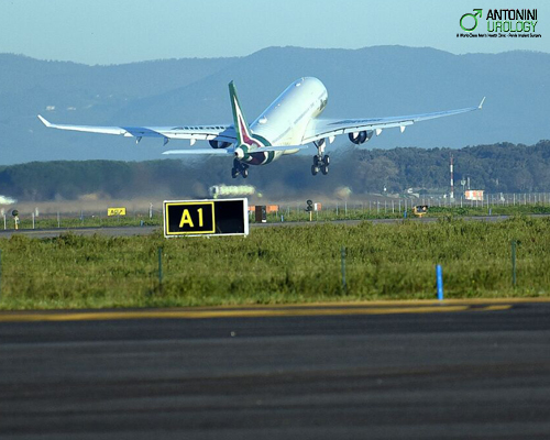 decollo-aereo-papale-papa-francesco-africa Decollo dell'aereo papale di Papa Francesco in volo verso l'Africa dalla pista aeroportuale.